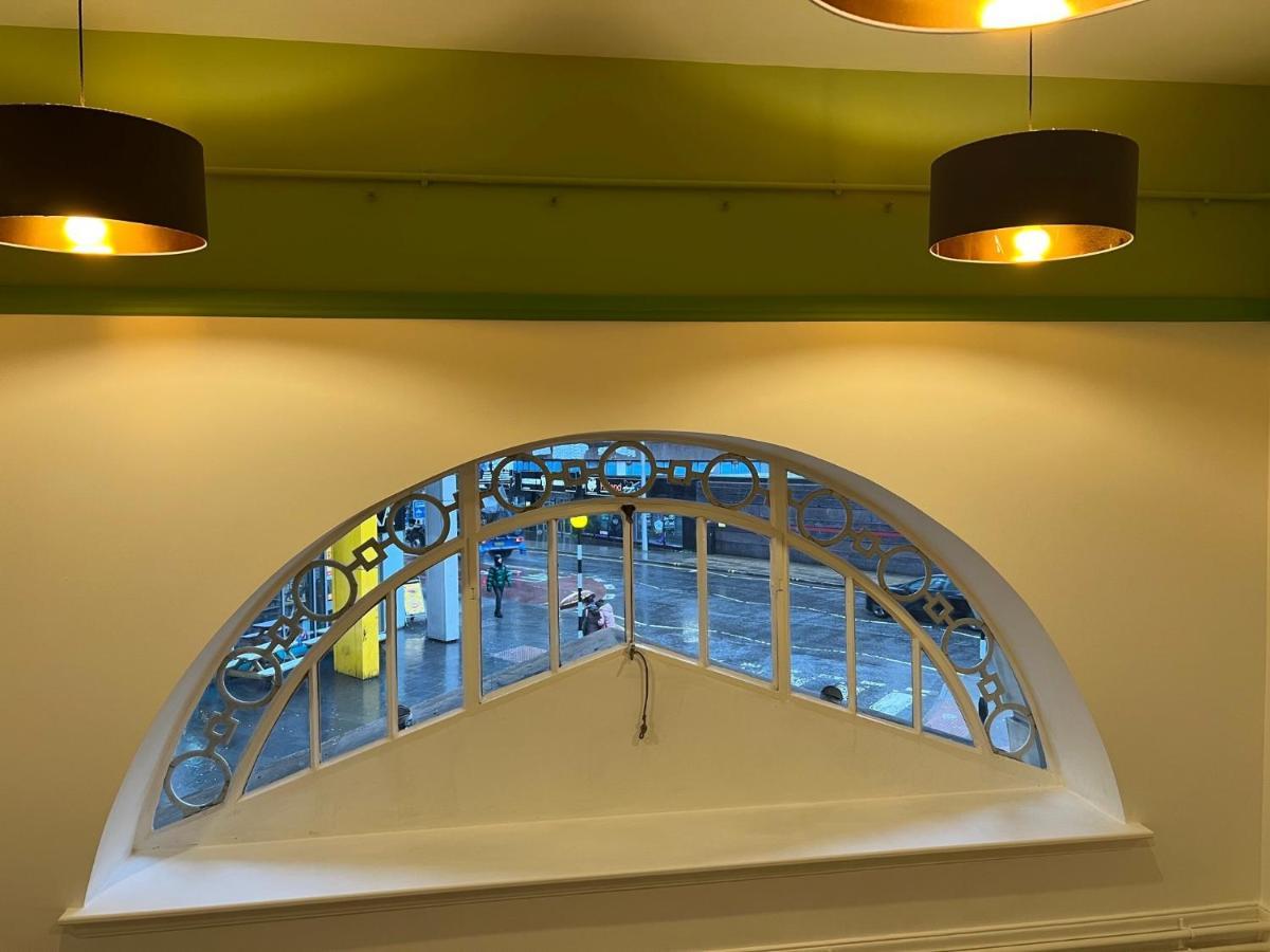 The Bristol Wing Hostel Bagian luar foto