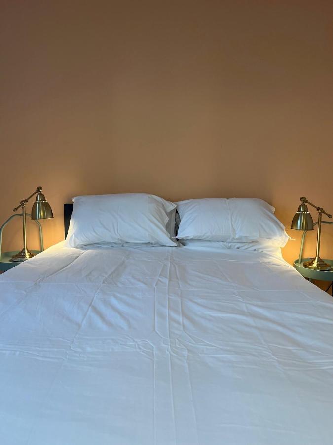 The Bristol Wing Hostel Bagian luar foto
