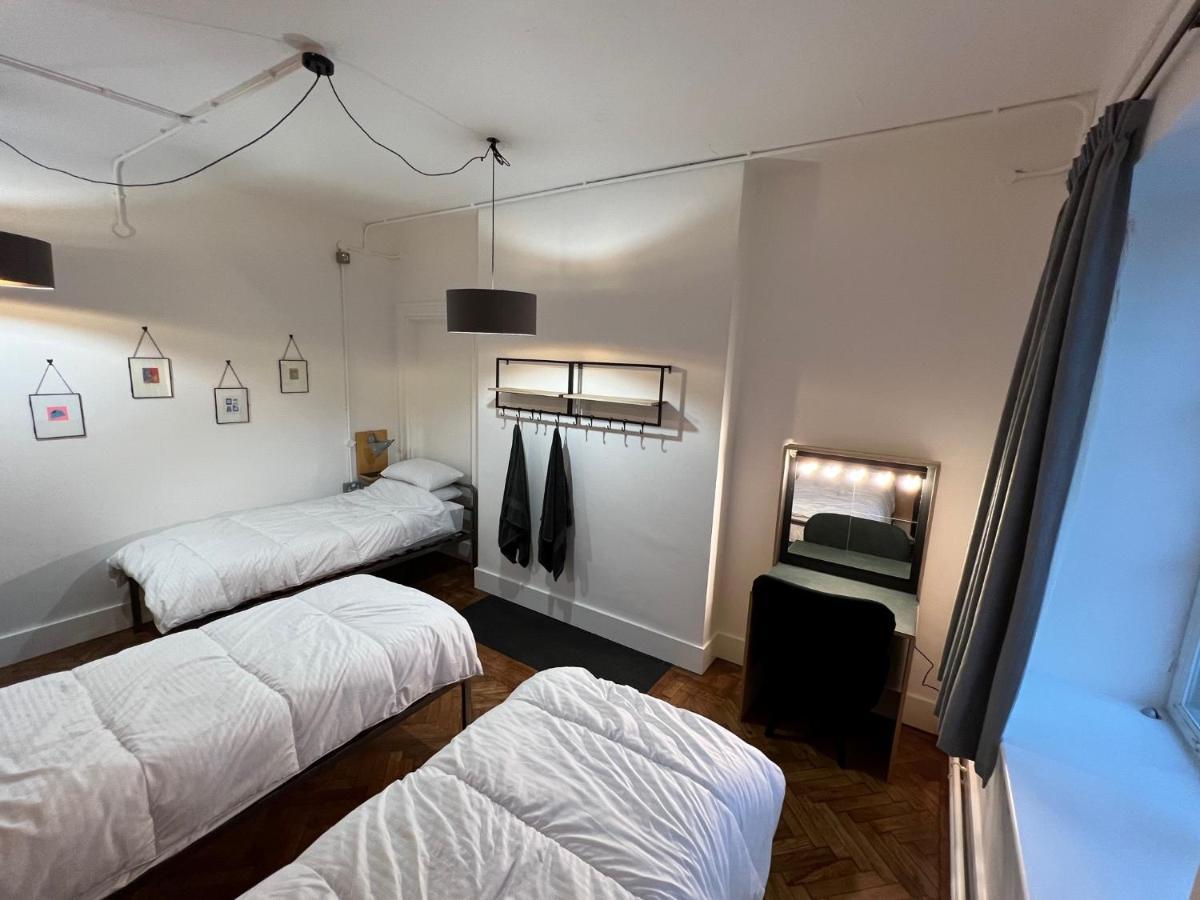 The Bristol Wing Hostel Bagian luar foto