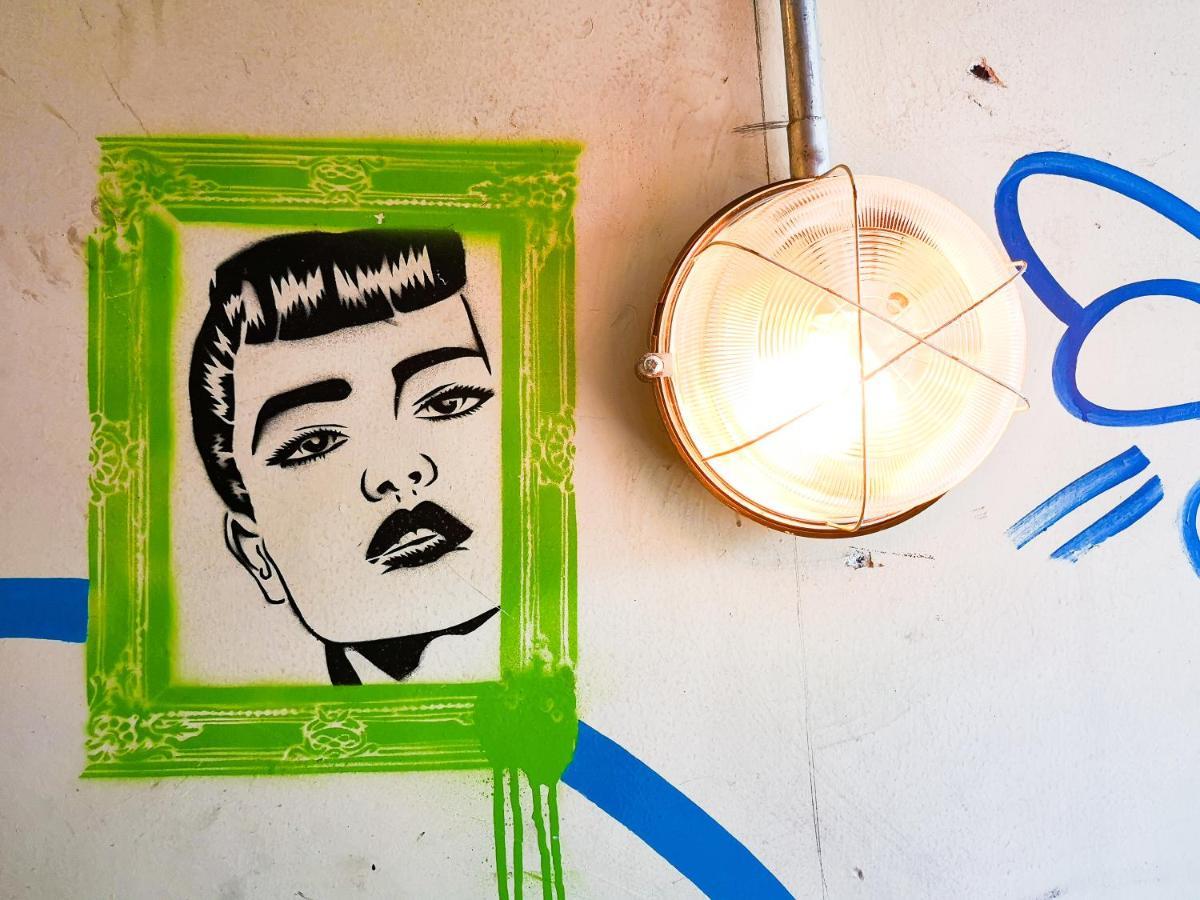 The Bristol Wing Hostel Bagian luar foto