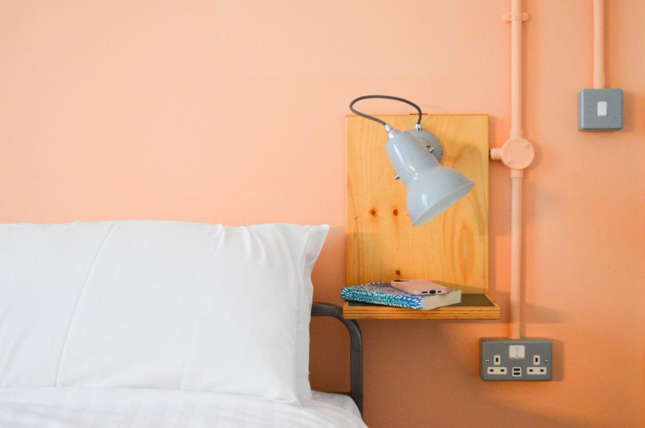 The Bristol Wing Hostel Bagian luar foto