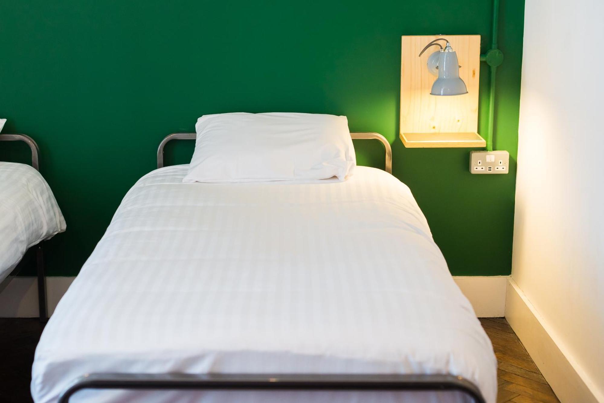 The Bristol Wing Hostel Bagian luar foto