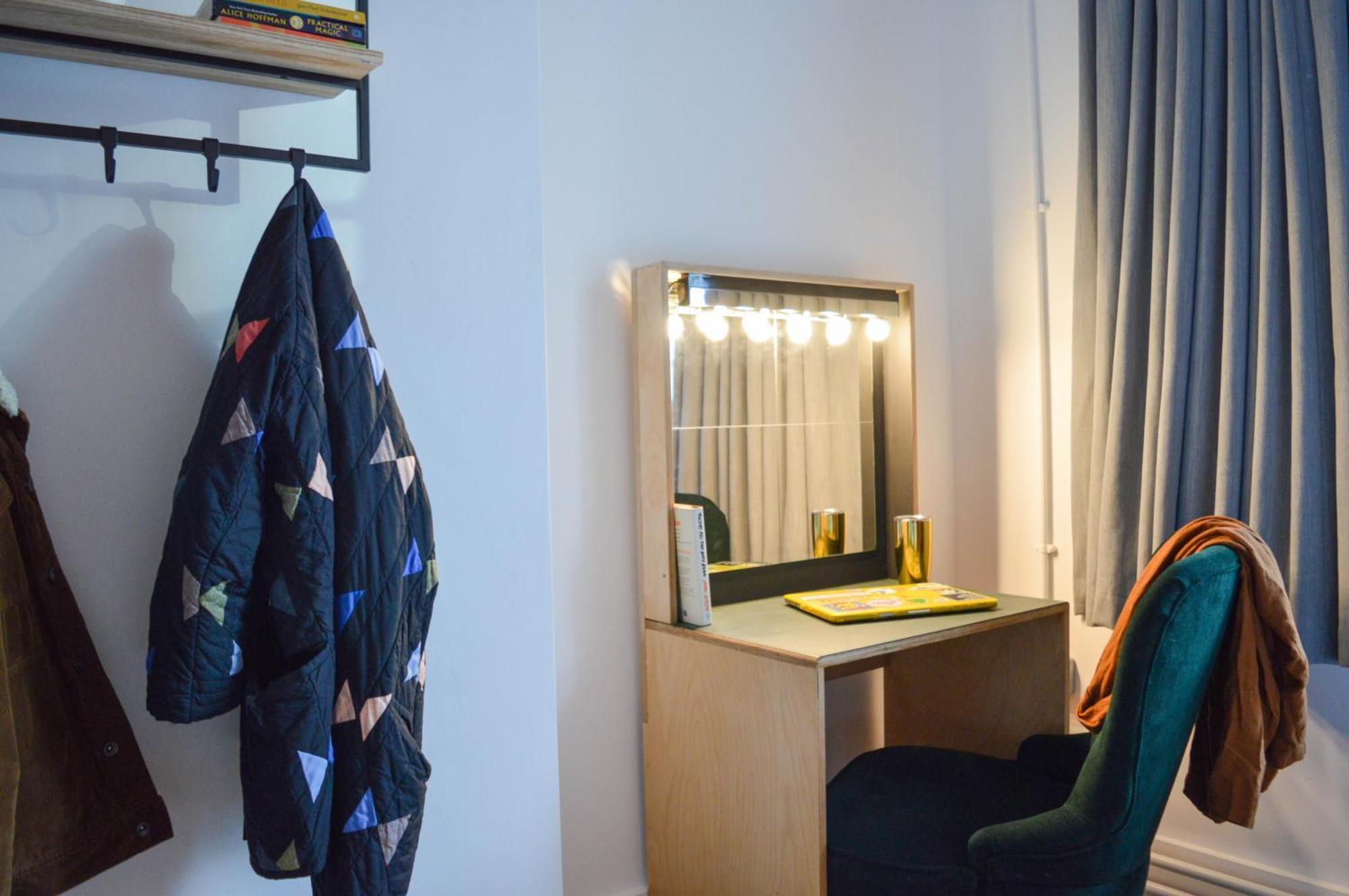 The Bristol Wing Hostel Bagian luar foto